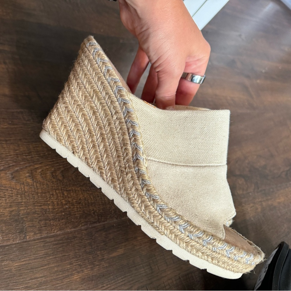 Toms sandals- never worn